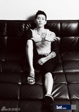 组图：朴宰范写真露腹肌显野性魅力