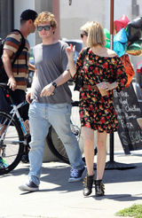 组图：艾玛-罗伯茨印花衬衫露斜肩 谨慎防偷拍