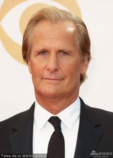 组图：杰夫-丹尼尔斯正装亮相艾美红毯