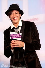 幻灯图集：《美女老板》关机 何润东受景甜“虐待”