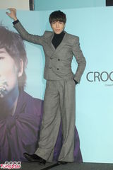 组图：萧敬腾个唱预告有惊喜 嘴含菊花写真抢先曝光