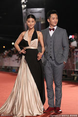 组图：色戒女星朱芷莹走红毯 黑白拼贴装露侧乳