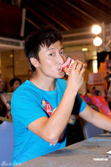 组图：方力申邓丽欣亮相烹饪活动 承认恋情否认结婚