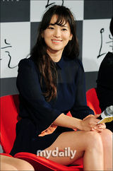 组图：宋慧乔出席新片发布会 超短裙亮相秀性感