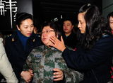 组图：韩红车祸后抵京 战友迎接难忍泪水