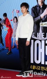 组图：2PM灿盛崔江熙等捧场《Hero》试映会