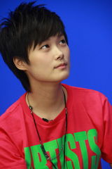 高清组图：李宇春做客聊新专辑 表情丰富尽情搞怪