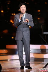 组图：费玉清最终场演唱会 预多陪伴年迈父亲