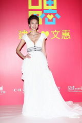 组图：纪文蕙大婚性感露半球 曾之乔杨佑宁也想婚