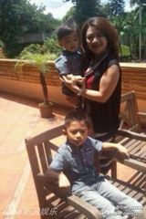 组图：张柏芝携子会亲友 lucas调皮小Q听话