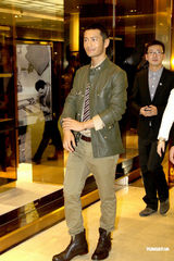 高清组图：黄晓明出席品牌活动 为妈妈选购包包