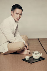 组图：何晟铭新写真风格另类 称生活是场修行