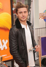 组图：斯威夫特和埃夫隆宣传新片亲密拥吻