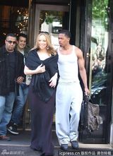 组图：玛丽亚-凯莉与老公机场秀恩爱 大秀性感乳沟