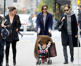 组图：辣妈米兰达-可儿街拍 大衣搭皮裤滑雪靴