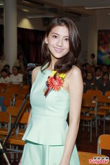 组图：吴千语裙装甜美亮相 否认自己是败金女