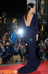 组图：严正花长裙亮相红毯 前凸后翘双峰美