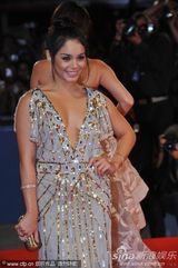 组图：《春假》首映 比伯女友与女伴比拼豪乳