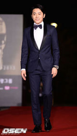 组图：韩星赵政锡亮相大钟红毯 略拘谨显萌态