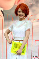 组图：杨丞琳签唱水淹歌迷 兄弟郑元畅送被同眠