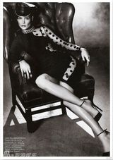 组图：阿汤嫂凯蒂-赫尔姆斯蕾丝装登《Vogue》