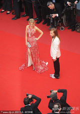 幻灯图集：名模Hofit Golan红裙身材高挑现身红毯