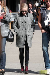 组图：阿曼达-塞弗里德外出散步 表情诡异与狗狗撞脸