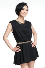 组图：张庭气质写真 黑色套裙展温婉知性美