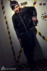 组图：冯铭潮“空少”制服写真 型男造型魅力四射