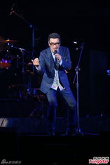 组图：李宗盛桃红衬衫开唱 称林忆莲唱得更好