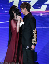 高清图：李敏镐借位吻范冰冰引尖叫 男神变粉丝