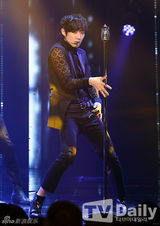 组图：AfterSchool大跳钢管舞 EXO变身狼少年