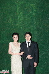 组图：晶刚香港婚宴 郭晶晶坠钻礼服挽霍启刚亮相