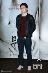 组图：曹在显携手导演全奎焕出席《重量》试映