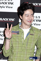 组图：韩星赵仁成出席2012春装品牌时装秀活动