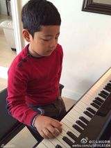 组图：石头练琴照曝光 纯爷们的文艺范儿