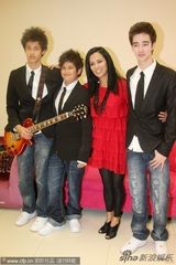 组图：韦唯19岁混血儿子帅气照 优异成绩考北大