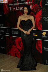 组图：胡杏儿胸口现五指印 避谈有无新男友