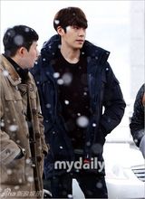 组图：金宇彬机场秀长腿 飞往新西兰拍广告