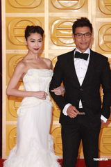 组图：胡定欣白裙秀美背携手陈展鹏走红毯