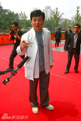 幻灯图集：《功夫梦》北京首映 成龙小史密斯秀醉拳