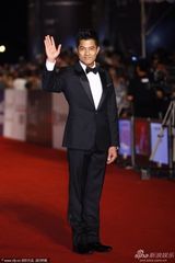 组图：郭富城黑色西装走红毯帅气逼人