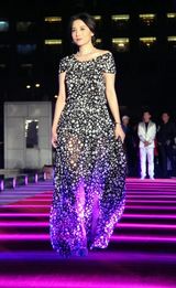 组图：小宋佳黑白礼服走秀 黄钻项链显奢华