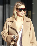 组图:金-卡戴珊坐豪车显霸气 故意露香艳八字奶