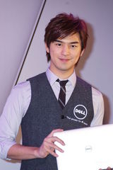 组图：陈柏霖视频聊天维系感情 工作中过白色情人节