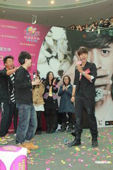 组图：罗志祥签唱会歌迷热情 现场玩自拍抱抱