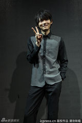 组图：古川雄辉亮相上海 灰黑衬衫笑容羞涩