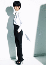 幻灯图：王珞丹新封面写真 时而妩媚时而帅气