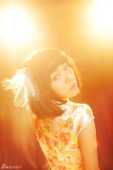 组图：歌手阿悄华美旗袍诠释复古风