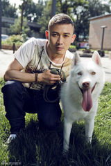 组图：聂远携爱犬登杂志封面 时尚健康形象备受亲睐